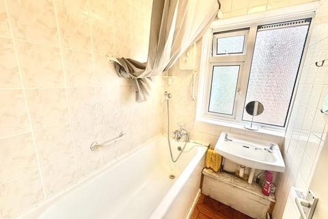 2 bedroom flat to rent, Little Gearies, Ilford, IG6