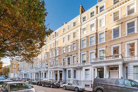 Studio to rent, Southwell Gardens, London SW7
