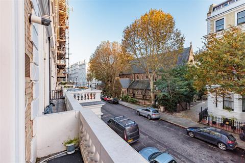 Studio to rent, Southwell Gardens, London SW7