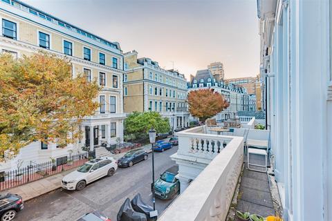 Studio to rent, Southwell Gardens, London SW7