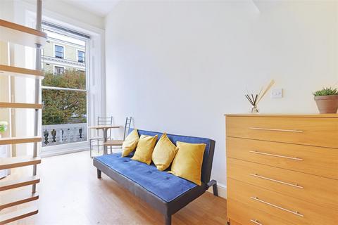 Studio to rent, Southwell Gardens, London SW7