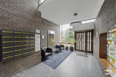 2 bedroom flat for sale, Westchester Drive, London NW4