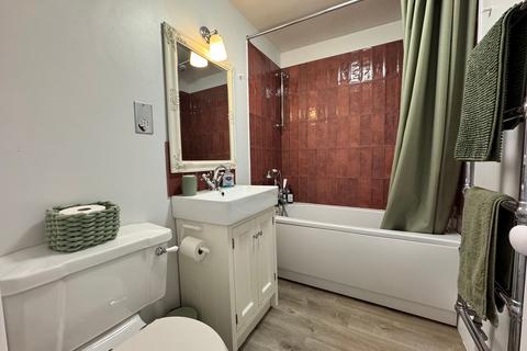 2 bedroom flat to rent, Christ Church Road, Folkestone, CT20