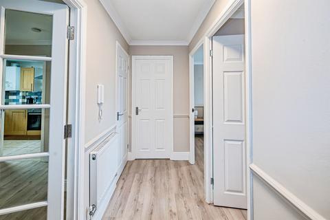 2 bedroom ground floor flat for sale, Lowestoft Drive, Slough
