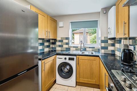 2 bedroom ground floor flat for sale, Lowestoft Drive, Slough