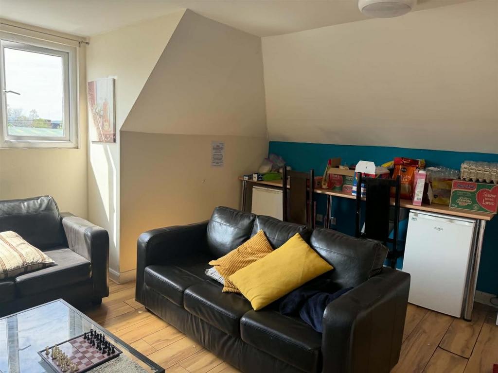 House in Newcastle Upon Tyne - View 5