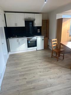 Studio to rent, Station Road, London, NW4