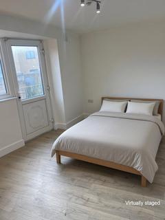 Studio to rent, Station Road, London, NW4