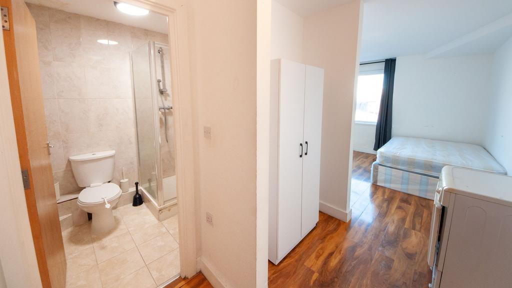 Apartment in Ilford - View 3