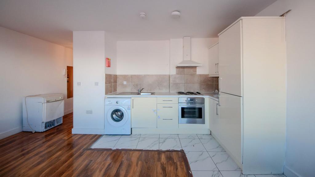 Apartment in Ilford - View 4