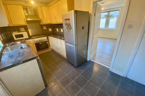 3 bedroom end of terrace house to rent, Victoria Road, HUDDERSFIELD
