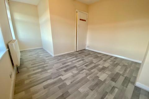3 bedroom end of terrace house to rent, Victoria Road, HUDDERSFIELD