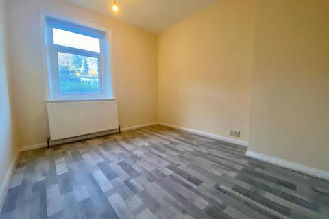 3 bedroom end of terrace house to rent, Victoria Road, HUDDERSFIELD