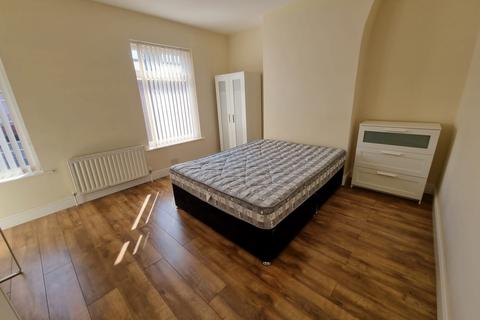 4 bedroom terraced house to rent, Kippax Street, M14 4FX