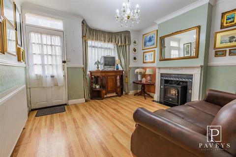 2 bedroom end of terrace house for sale, Church Road, Walton On The Naze