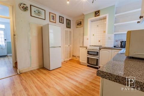 2 bedroom end of terrace house for sale, Church Road, Walton On The Naze