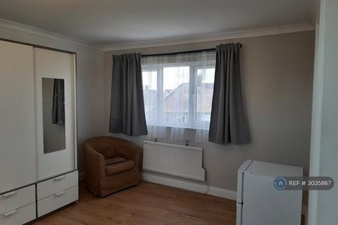1 bedroom in a house share to rent, May Gardens, Wembley, HA0