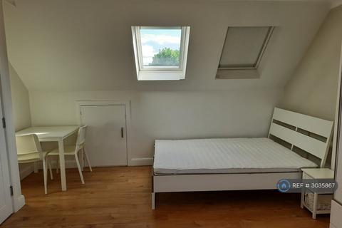 1 bedroom in a house share to rent, May Gardens, Wembley, HA0