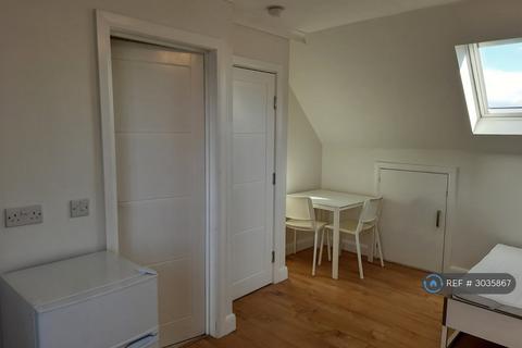 1 bedroom in a house share to rent, May Gardens, Wembley, HA0