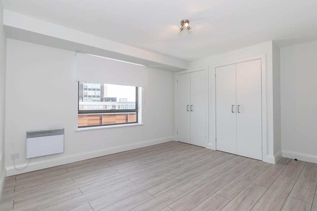 Apartment in Kingston upon Thames - View 2