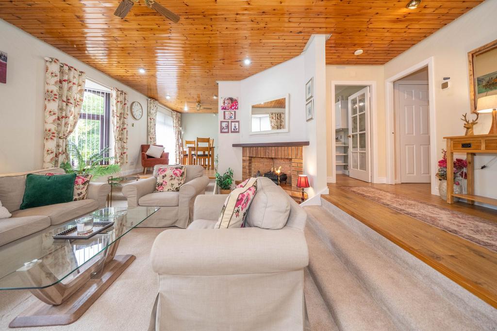 House in Livingston, Murieston - More