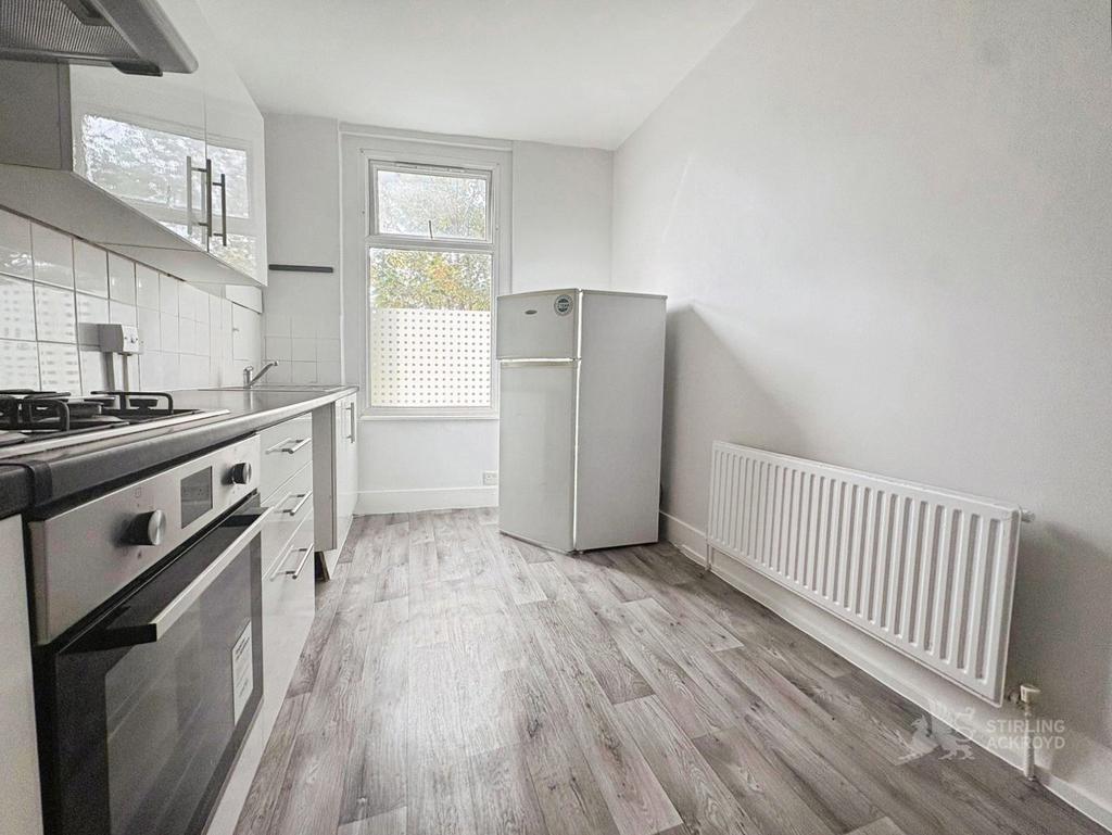 Apartment in Croydon - View 3