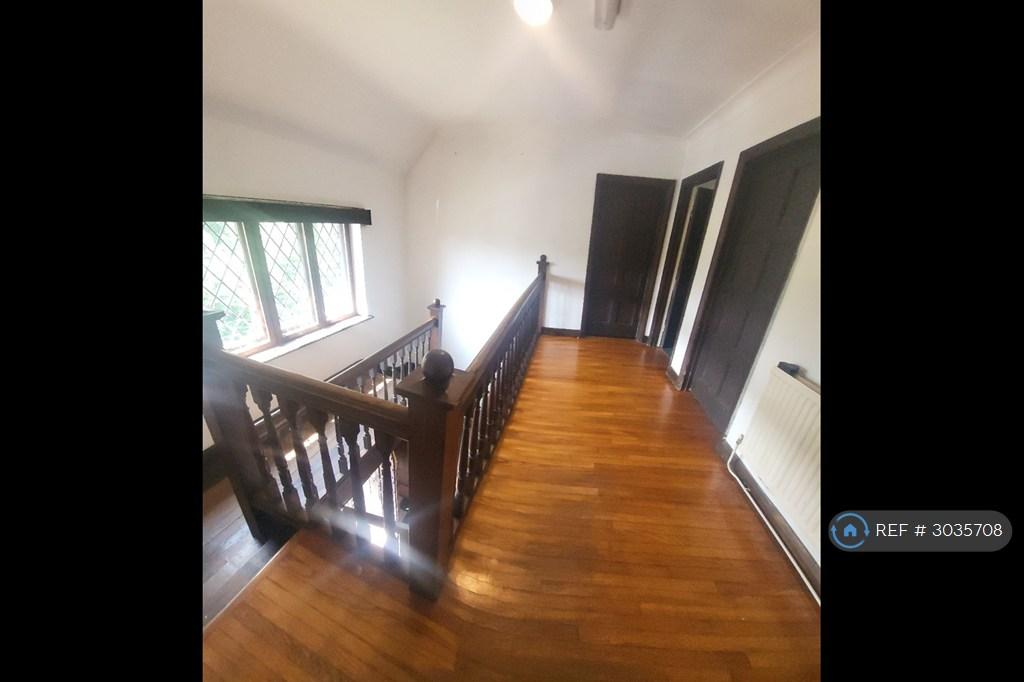 Apartment in Purley - More