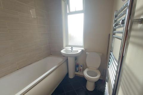 3 bedroom apartment to rent, Toller Lane, Bradford, BD8
