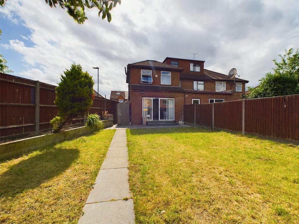 House in Edgware - More