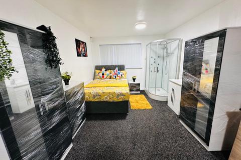 1 bedroom in a house share to rent, Lady Margaret Road, Southall, UB1 2PY