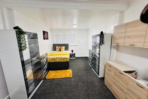 1 bedroom in a house share to rent, Lady Margaret Road, Southall, UB1 2PY