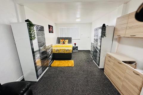 1 bedroom in a house share to rent, Lady Margaret Road, Southall, UB1 2PY