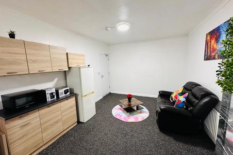 1 bedroom in a house share to rent, Lady Margaret Road, Southall, UB1 2PY