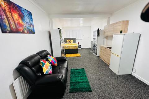 1 bedroom in a house share to rent, Lady Margaret Road, Southall, UB1 2PY