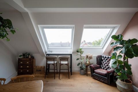 2 bedroom flat for sale, Langland Gardens, London