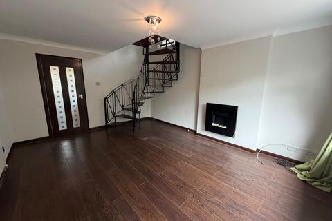 2 bedroom house to rent, Woodlands Close, HUDDERSFIELD