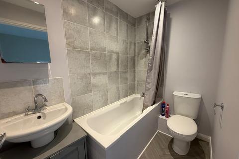 2 bedroom house to rent, Woodlands Close, HUDDERSFIELD