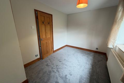 2 bedroom house to rent, Woodlands Close, HUDDERSFIELD