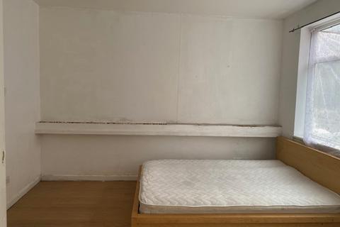 2 bedroom terraced house to rent, Alma Street, Luton LU1