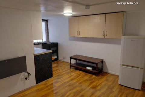 2 bedroom terraced house to rent, Alma Street, Luton LU1