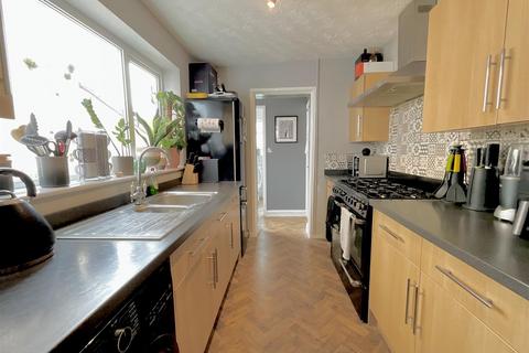 3 bedroom terraced house to rent, Air Balloon Road, Bristol