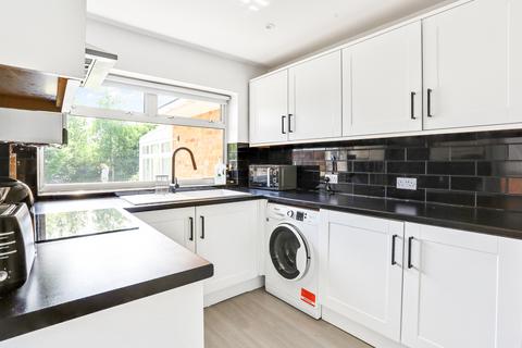 3 bedroom semi-detached house to rent, Lulworth Avenue, Goffs Oak EN7