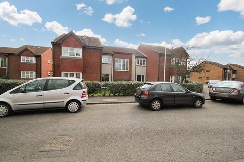 Studio to rent, Clarkes Drive, Uxbridge, UB8