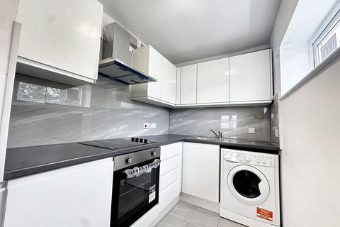 Studio to rent, Clarkes Drive, Uxbridge, UB8