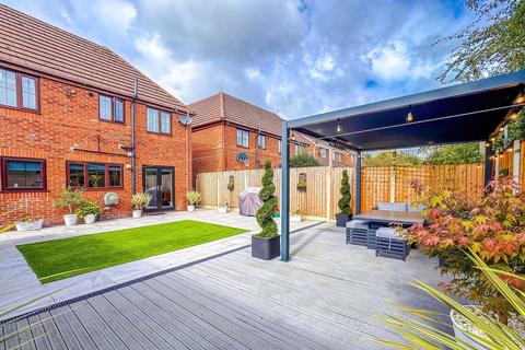 4 bedroom detached house for sale, Elderflower Road, Dentons Green, WA10