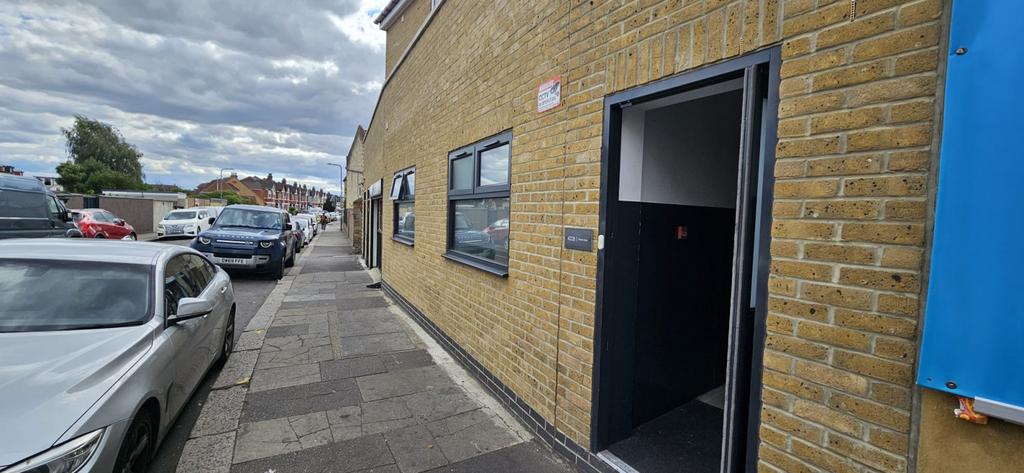 Apartment in ILFORD - View 2