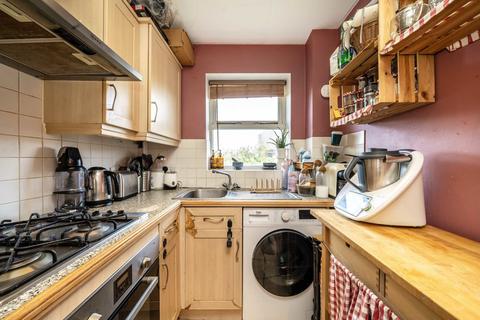 1 bedroom flat for sale, Nursery Gardens, Hampton TW12