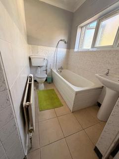 2 bedroom flat to rent, HOUNSLOW MIDDX TW3