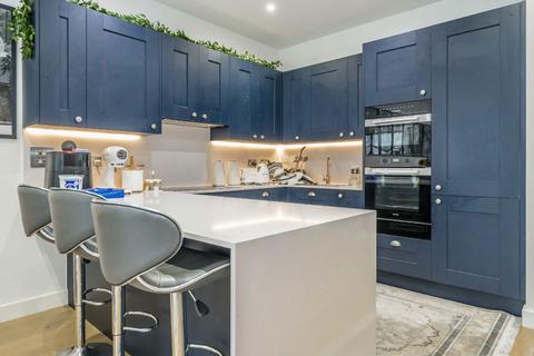 4 bedroom terraced house to rent, Caird Street, London W10