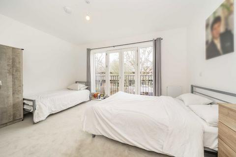 4 bedroom terraced house to rent, Caird Street, London W10